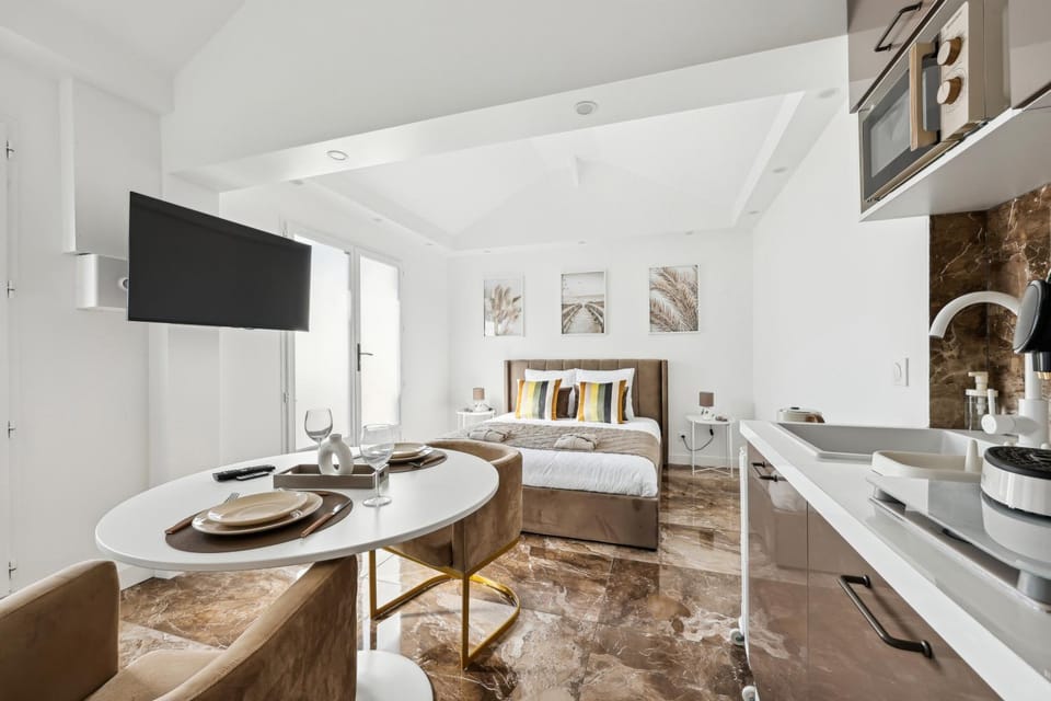 Bed, Kitchen or kitchenette, Dining area