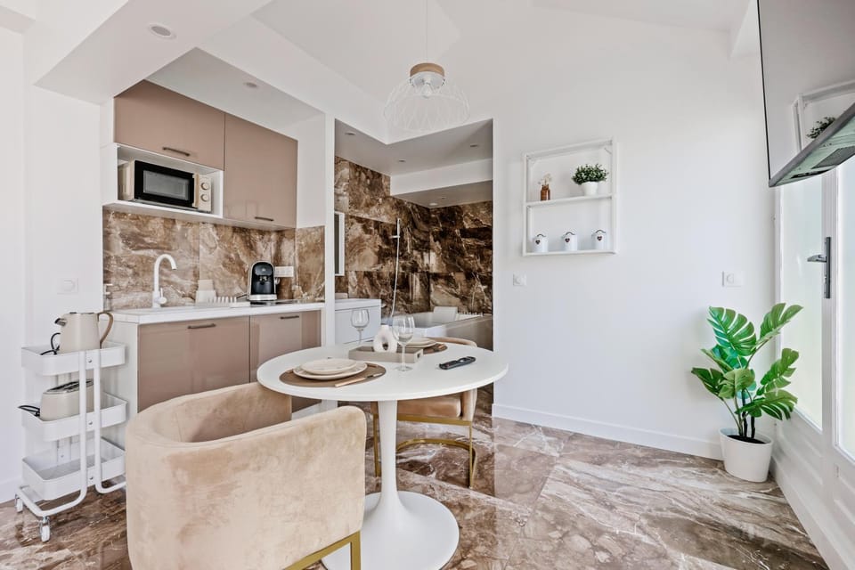 Coffee/tea facilities, Kitchen or kitchenette, Dining area