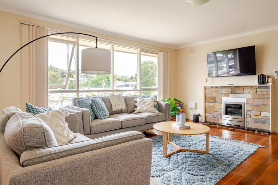 TV and multimedia, Living room, Seating area, Evening entertainment