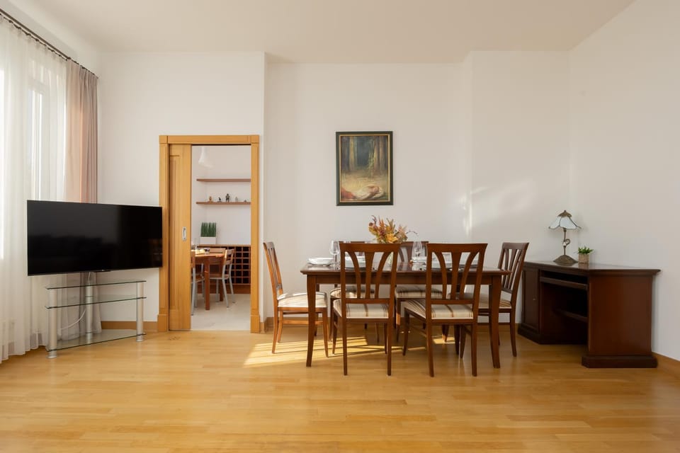 TV and multimedia, Living room, Seating area, Dining area
