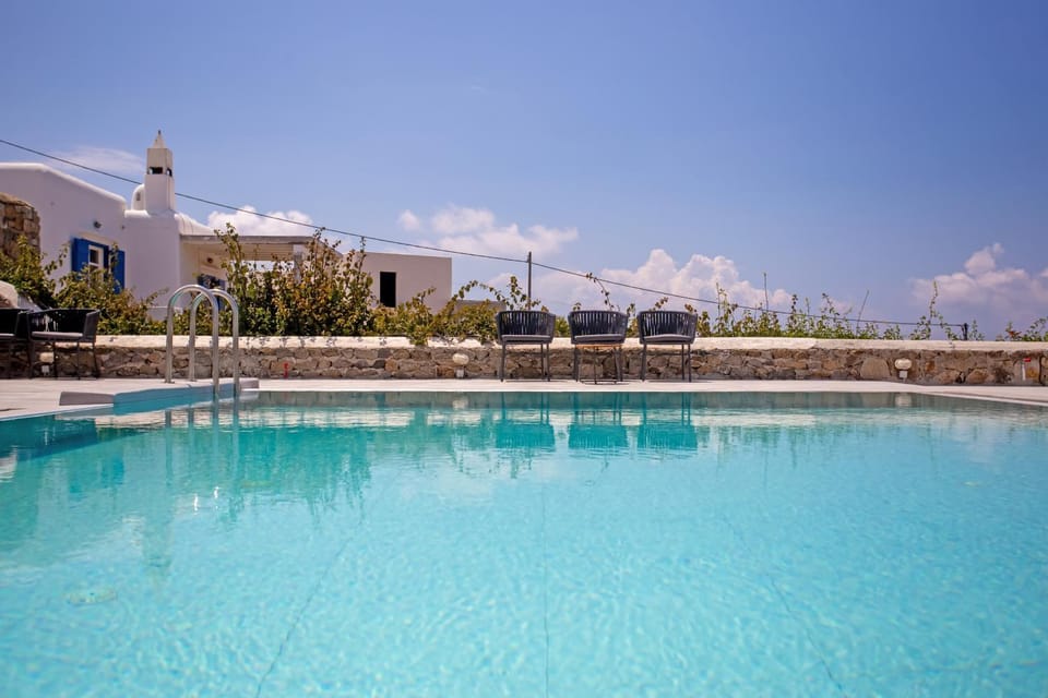 Property building, Day, Natural landscape, TV and multimedia, Coffee/tea facilities, Pool view, Swimming pool, Swimming pool, sunbed