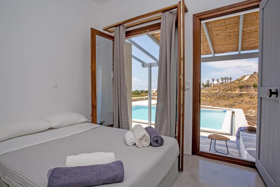 Bed, Natural landscape, View (from property/room), Balcony/Terrace, Photo of the whole room, Bedroom, Pool view, Swimming pool, sunbed, towels