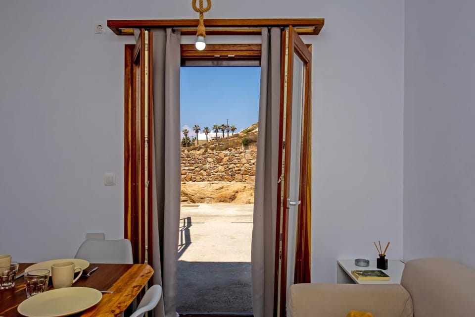 Day, Natural landscape, TV and multimedia, Balcony/Terrace, Living room, Seating area, Dining area, Inner courtyard view