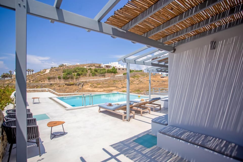 Patio, Day, Natural landscape, View (from property/room), Balcony/Terrace, Pool view, Swimming pool, Swimming pool, Quiet street view, sunbed
