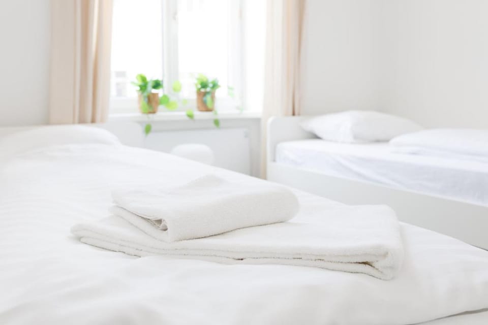 Bed, Bedroom, towels