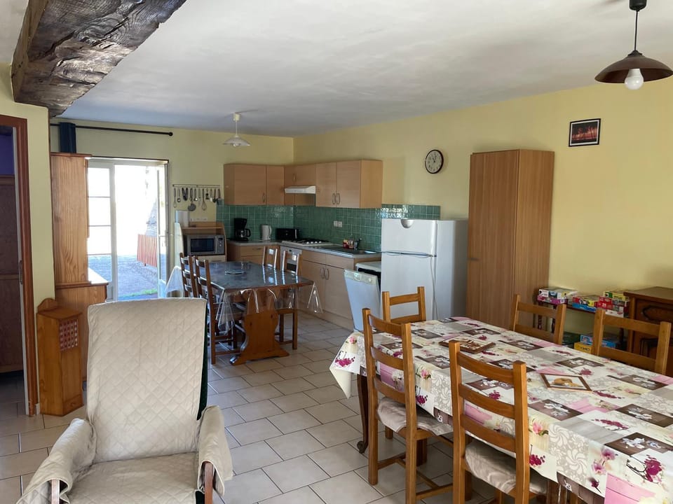 Kitchen or kitchenette, Living room, Seating area, Dining area, dishwasher, oven, stove