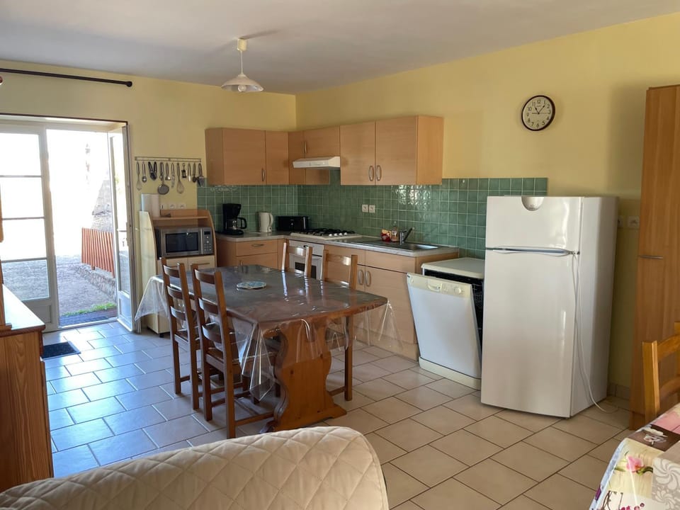 Kitchen or kitchenette, Dining area, dishwasher, oven, stove