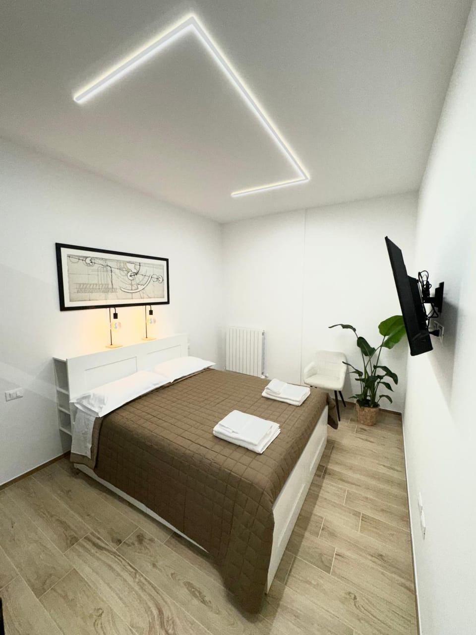 Bed, TV and multimedia, Photo of the whole room, Bedroom