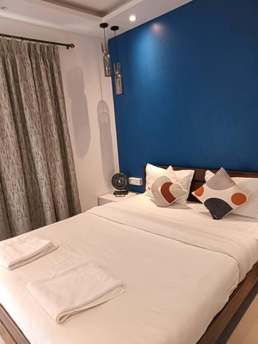 Bed, Photo of the whole room, Bedroom, towels, air conditioner