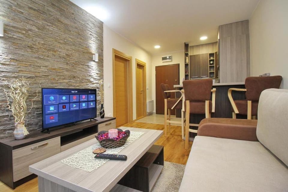 Communal lounge/ TV room, TV and multimedia, Living room, Seating area, Evening entertainment