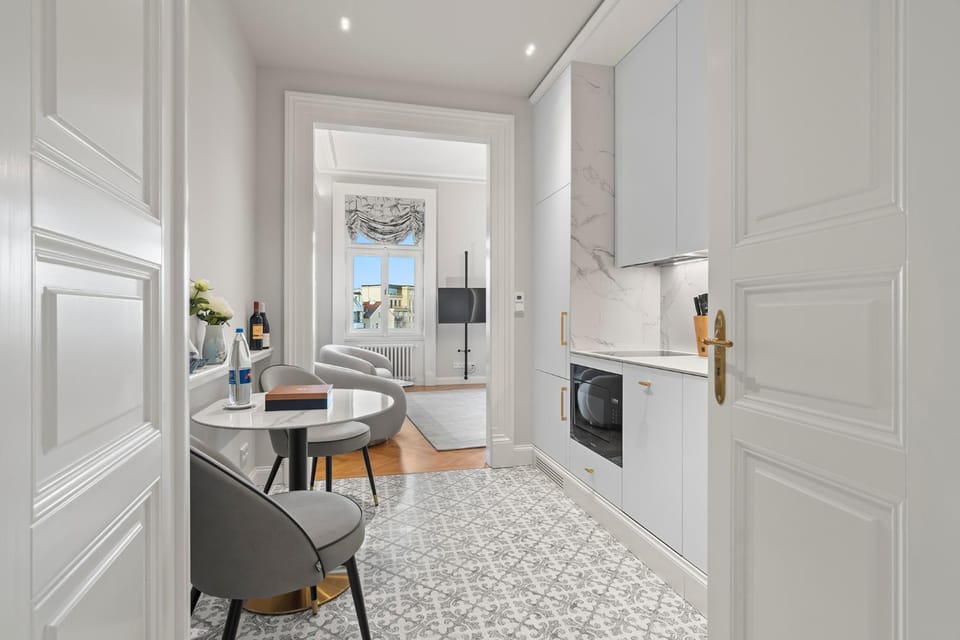 TV and multimedia, Kitchen or kitchenette, Living room, Seating area, Dining area, stove, kitchen