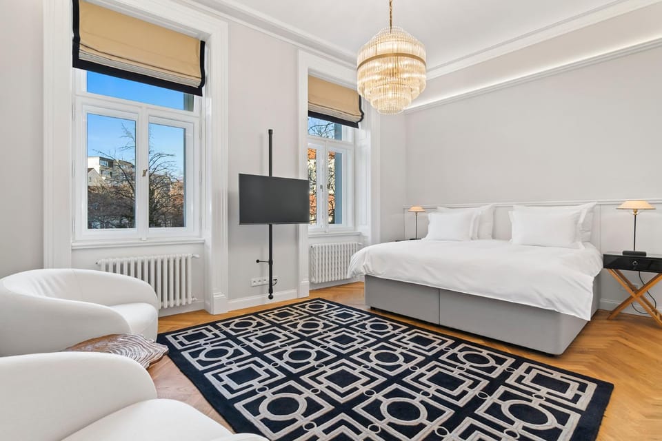 Bed, TV and multimedia, View (from property/room), Living room, Photo of the whole room, Seating area, Bedroom, City view, Garden view, Landmark view