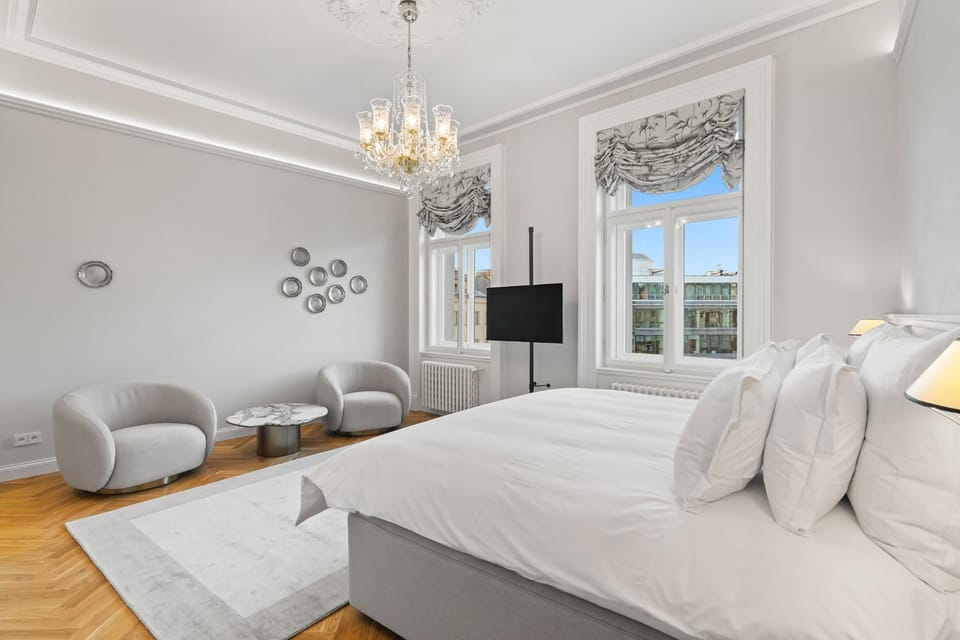 Bed, TV and multimedia, View (from property/room), Living room, Photo of the whole room, Seating area, Bedroom
