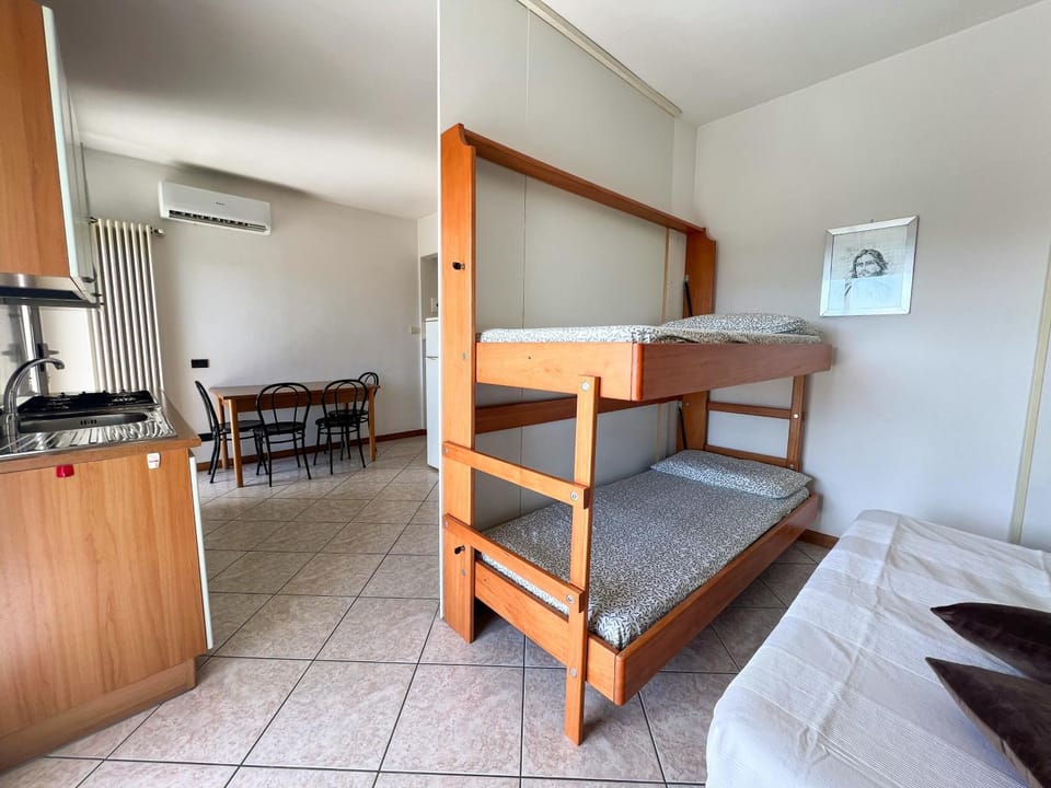 Bed, Kitchen or kitchenette, Living room, Photo of the whole room, Seating area, Dining area, Bedroom, bunk bed, oven