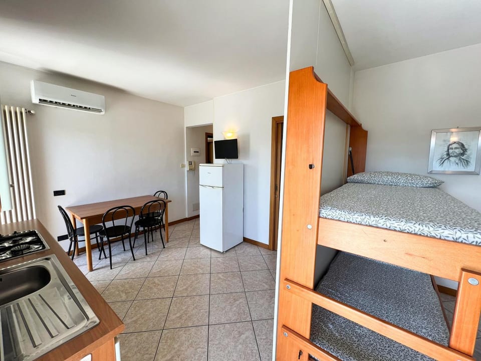 Bed, Kitchen or kitchenette, Photo of the whole room, Dining area, Bedroom, stove