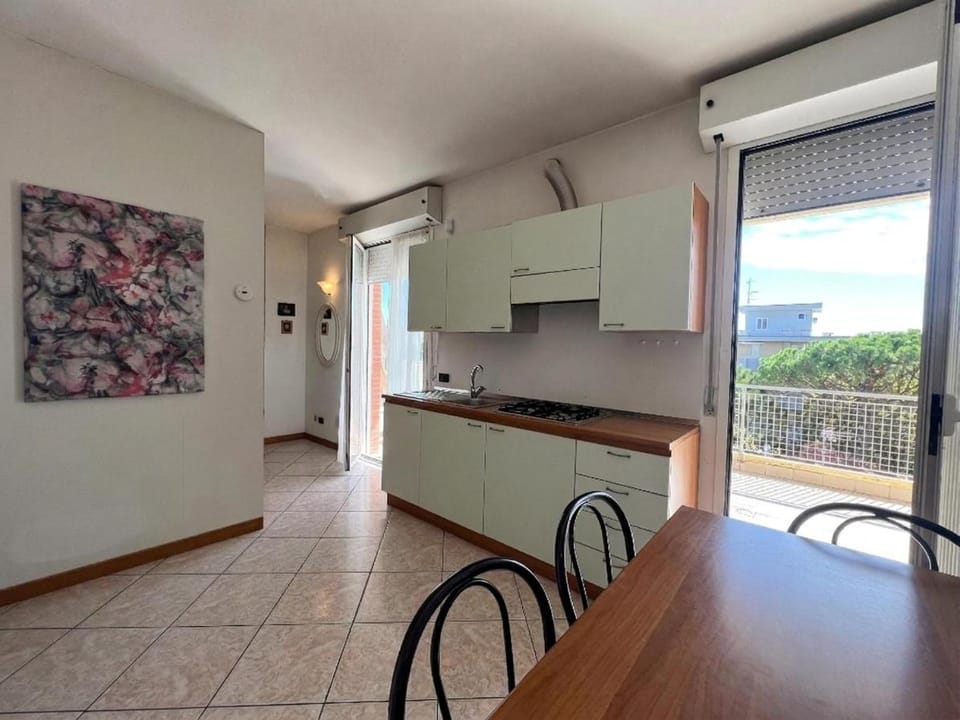 Dining area, kitchen