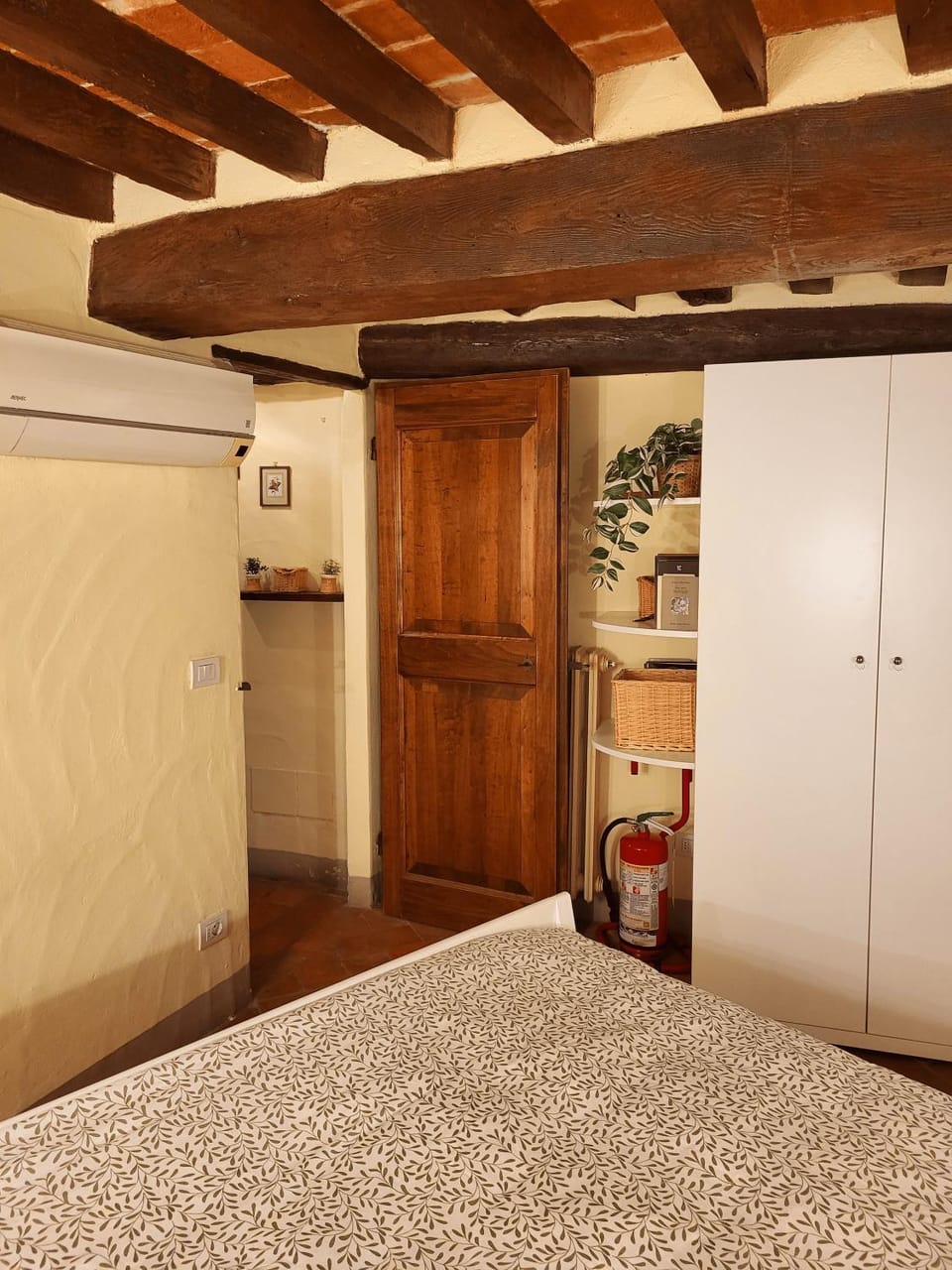 Bed, Photo of the whole room, Bedroom, air conditioner