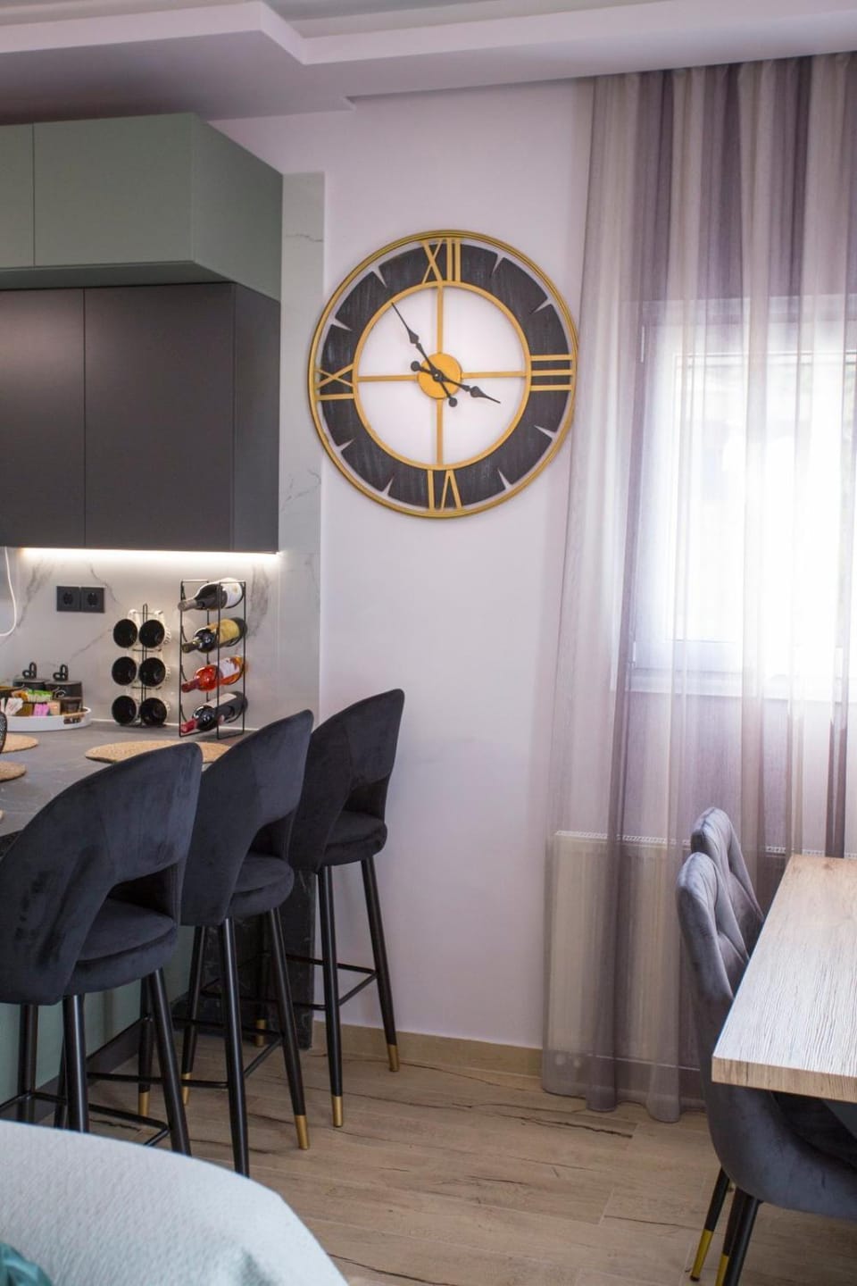Kitchen or kitchenette, Seating area, fireplace