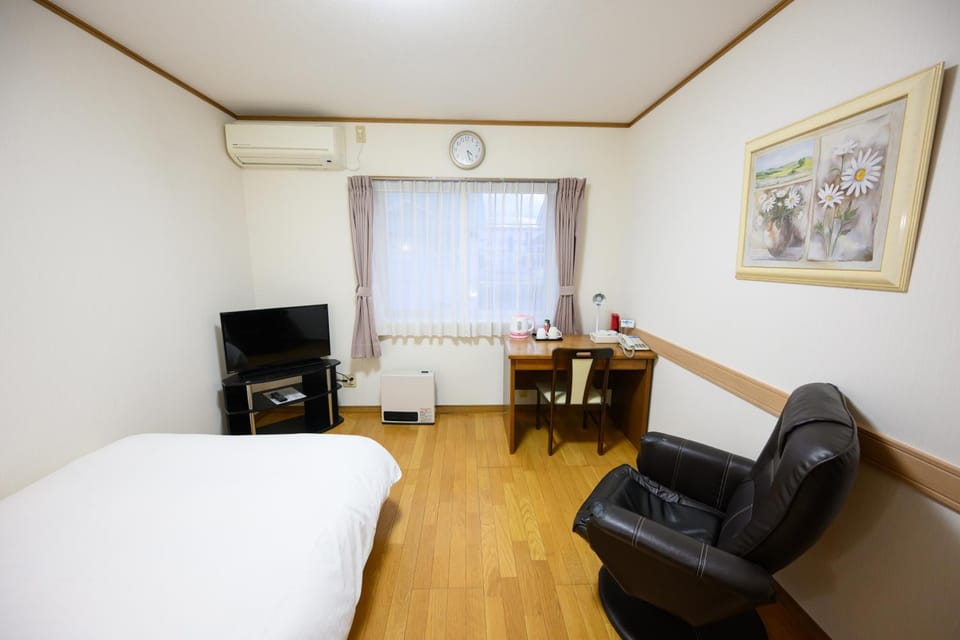 Bed, TV and multimedia, Photo of the whole room, Bedroom, air conditioner