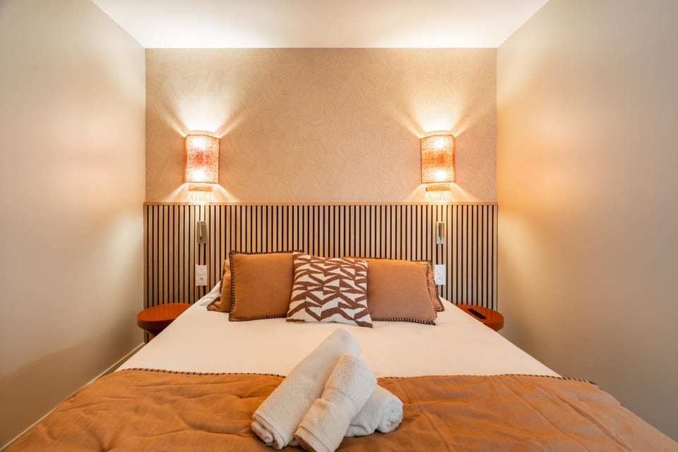Bed, Photo of the whole room, Bedroom, towels