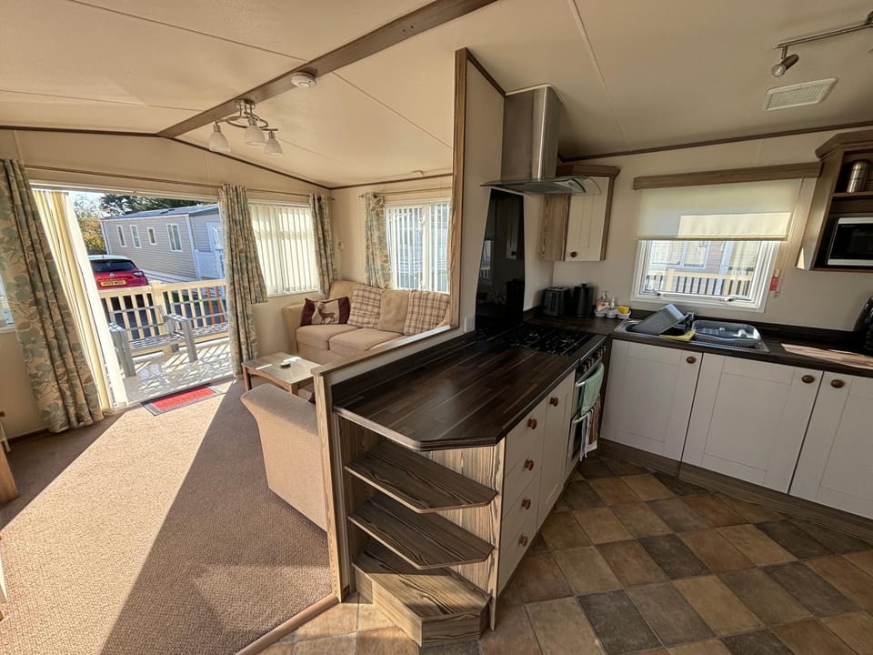 The Retreat 34, Central Heating, Pet friendly, WiFi - Golden Palm Resort - Meadow Lakes Caravan & Lodge Hire House in Chapel Saint Leonards
