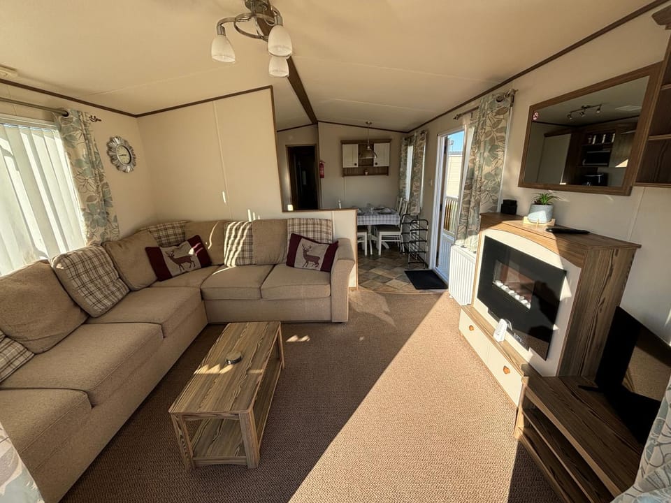The Retreat 34, Central Heating, Pet friendly, WiFi - Golden Palm Resort - Meadow Lakes Caravan & Lodge Hire House in Chapel Saint Leonards