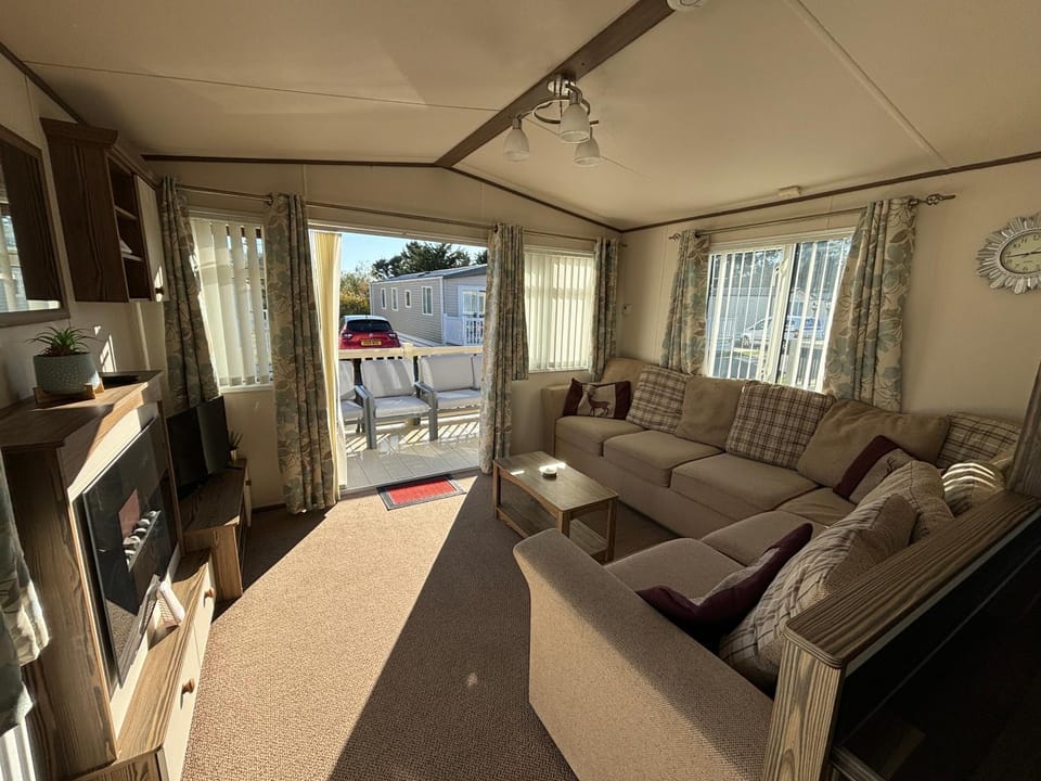 The Retreat 34, Central Heating, Pet friendly, WiFi - Golden Palm Resort - Meadow Lakes Caravan & Lodge Hire House in Chapel Saint Leonards