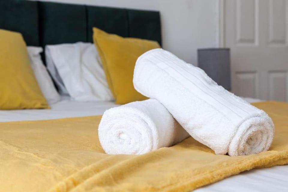 Bed, Bedroom, towels