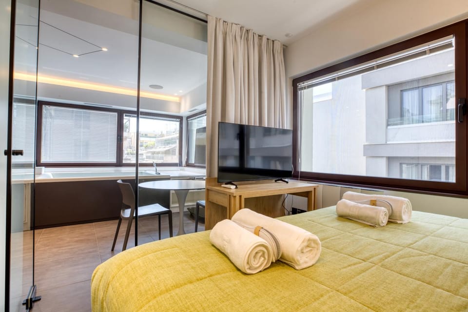 Bed, TV and multimedia, Seating area, Bedroom, towels