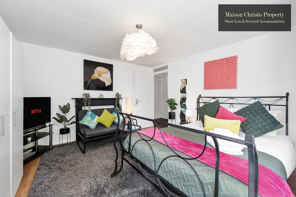 Bed, TV and multimedia, Living room, Photo of the whole room, Seating area, Bedroom