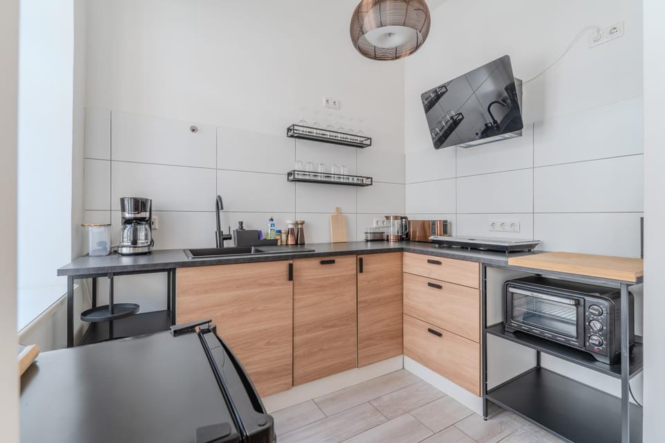 Coffee/tea facilities, Kitchen or kitchenette, dishwasher, oven, stove, toaster