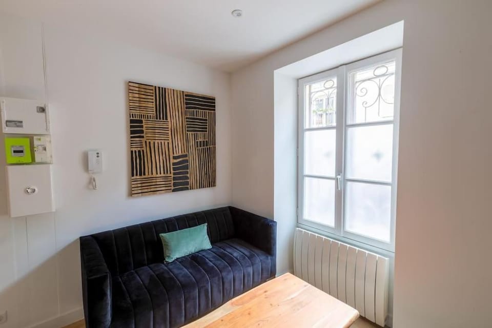 Appartement contemporain rénové à Paris 14ème Apartment in Paris