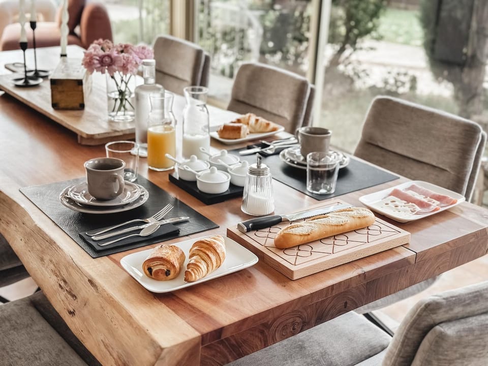 Food and drinks, Dining area, Food, Breakfast, Continental breakfast