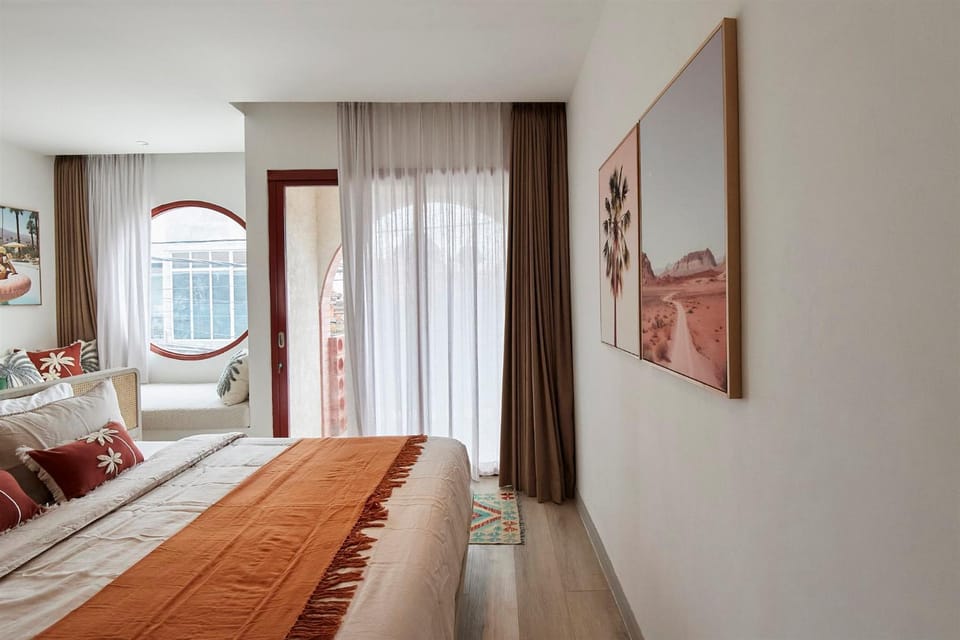 Bed, Photo of the whole room, Seating area, Bedroom