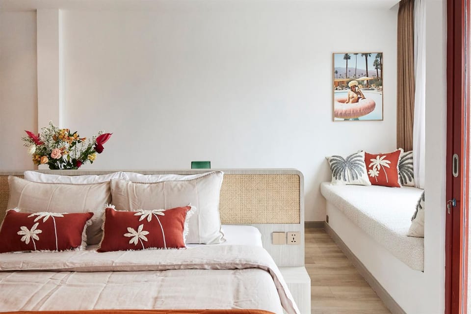 Bed, Photo of the whole room, Seating area, Bedroom