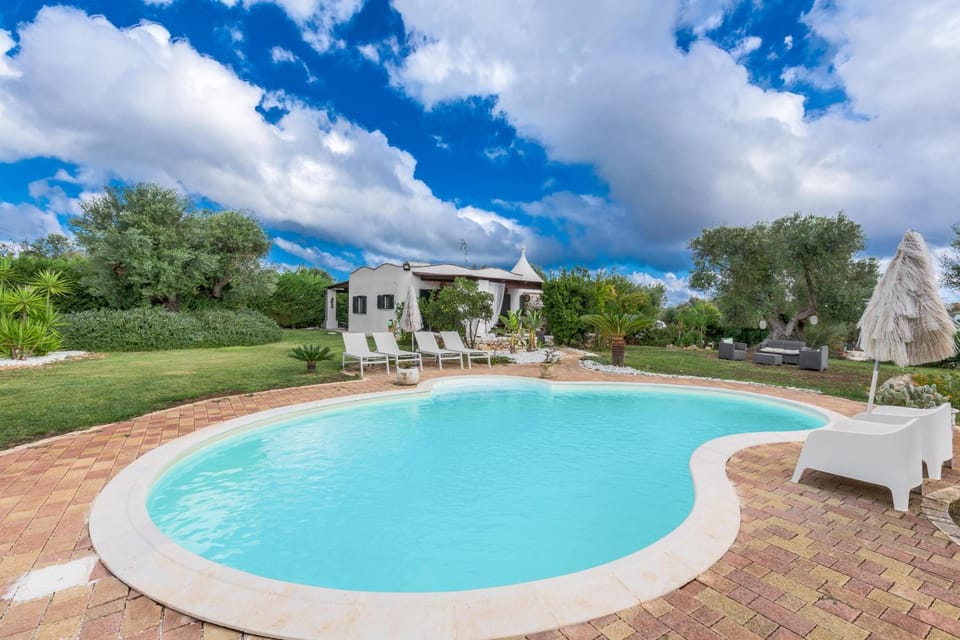 Swimming pool, sunbed