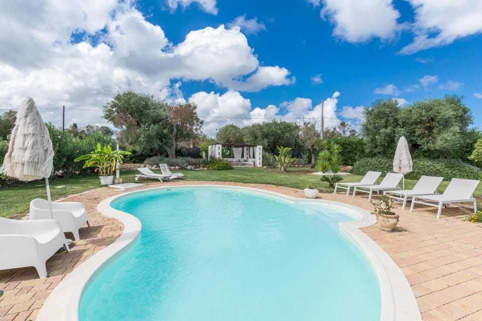 Swimming pool, sunbed