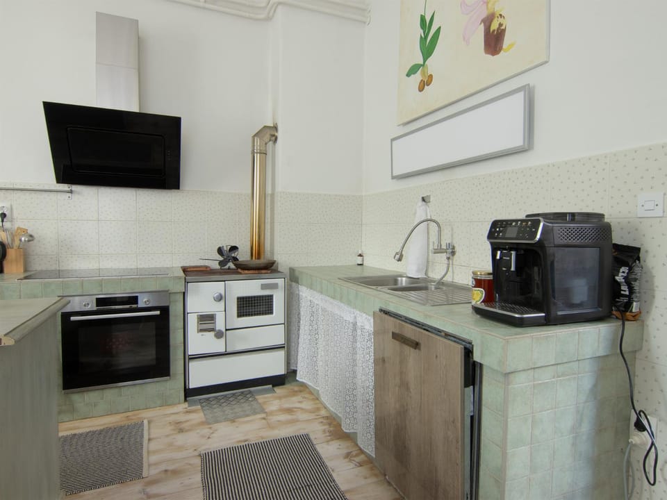 Coffee/tea facilities, Kitchen or kitchenette, oven, stove