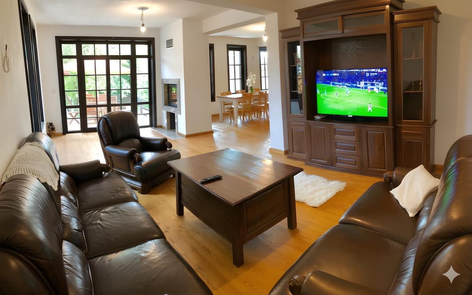 Large Cosy House by a Forest - Treehouse, BBQ, Fireplace & Mountain Villa in Plovdiv Province