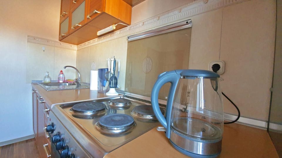 Coffee/tea facilities, Kitchen or kitchenette, stove