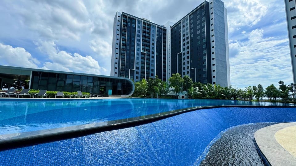 Property building, Day, Pool view, Swimming pool, Swimming pool, sunbed