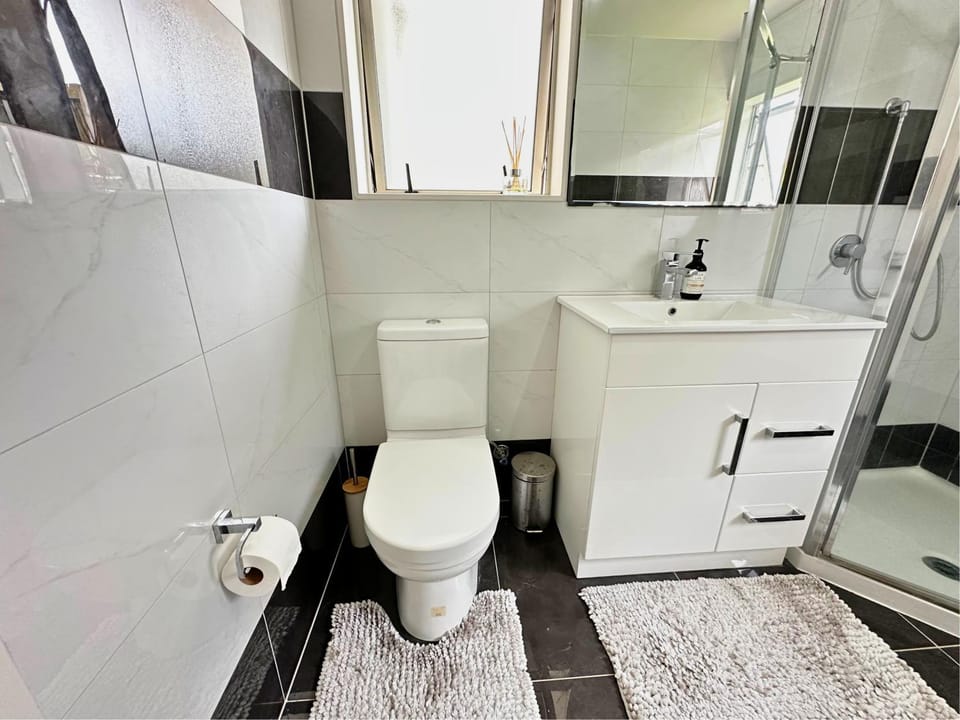 Bright&Cozy Room with private bathroom - On street parking only Vacation rental in Auckland
