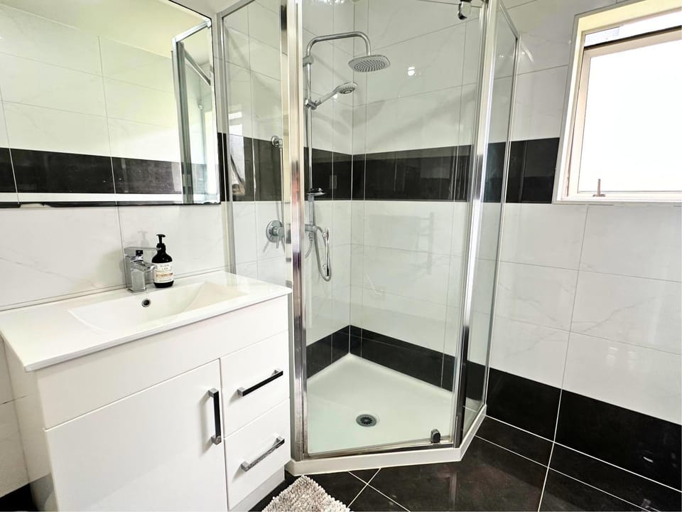 Bright&Cozy Room with private bathroom - On street parking only Vacation rental in Auckland