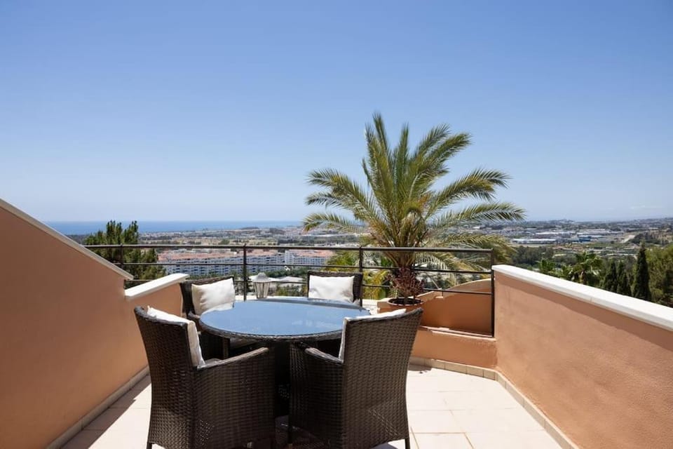 2 Bed apartment in Magna Marbella with sea views Apartment in Marbella