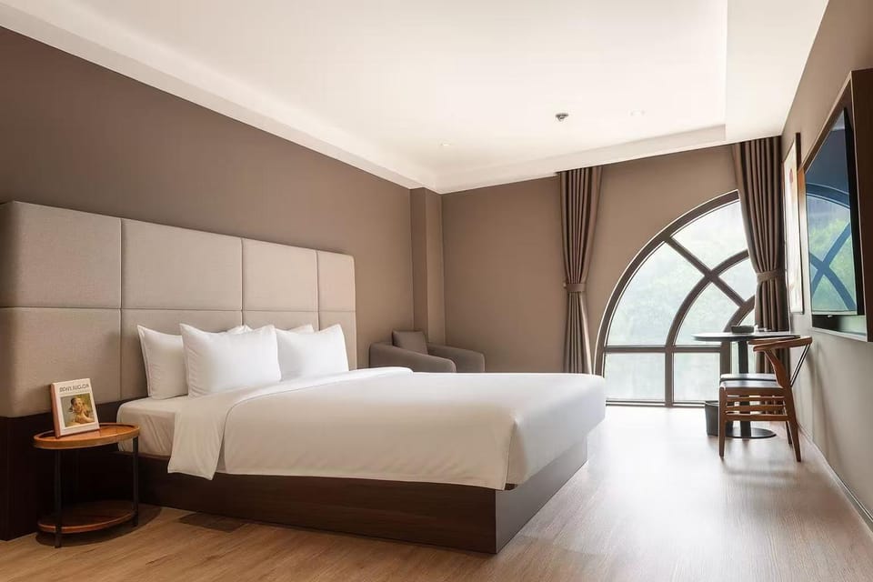 Bed, TV and multimedia, Living room, Photo of the whole room, Seating area, Bedroom