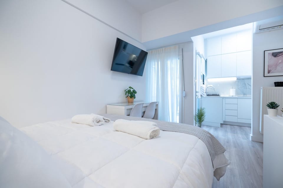 Bed, TV and multimedia, Bedroom, towels