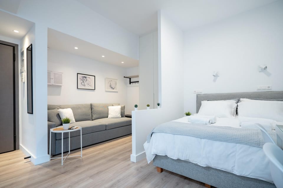 Bed, Living room, Photo of the whole room, Seating area, Bedroom, towels