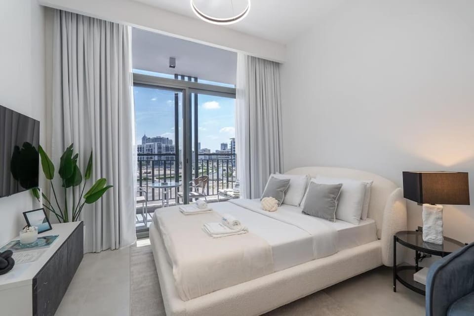 Bed, TV and multimedia, View (from property/room), towels