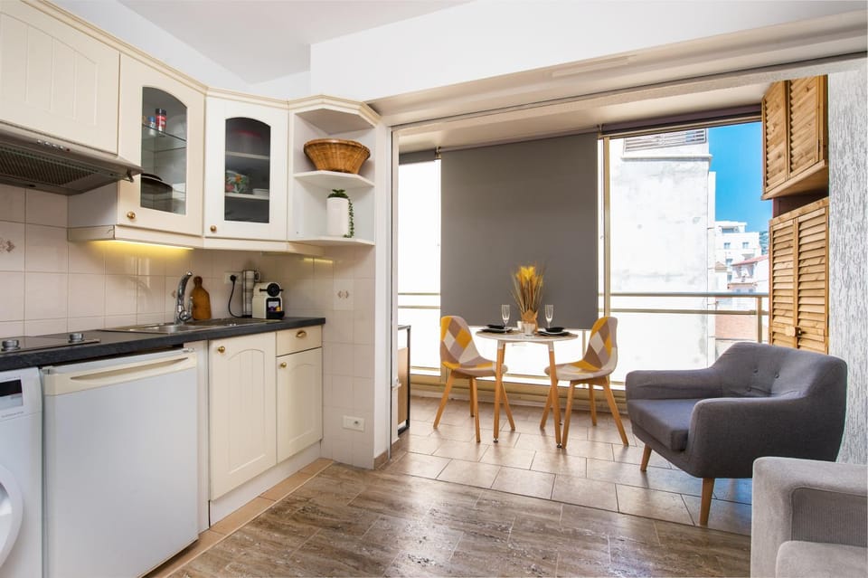 Kitchen or kitchenette, Living room, Seating area, Dining area, stove