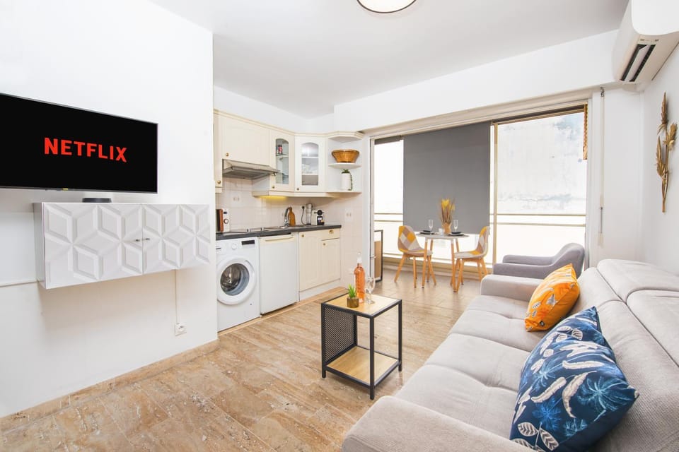 TV and multimedia, Kitchen or kitchenette, Living room, Seating area, Dining area, pet friendly, stove, air conditioner